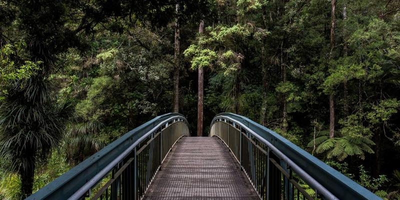 工业与数字的交响：当代艺术画廊中的跨界革命